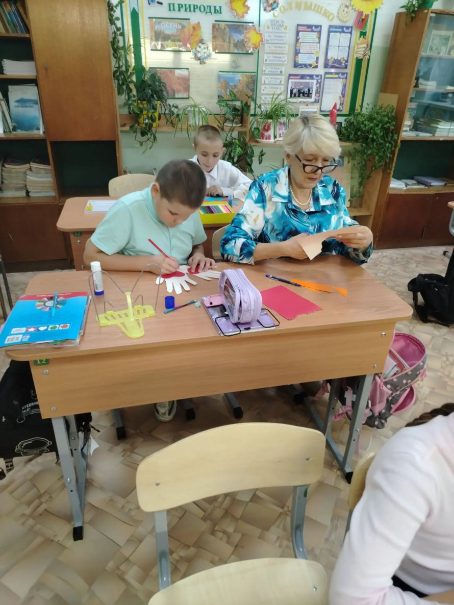 Тепло детских сердец: в Ангоянской школе прошел мастер-класс ко Дню отца